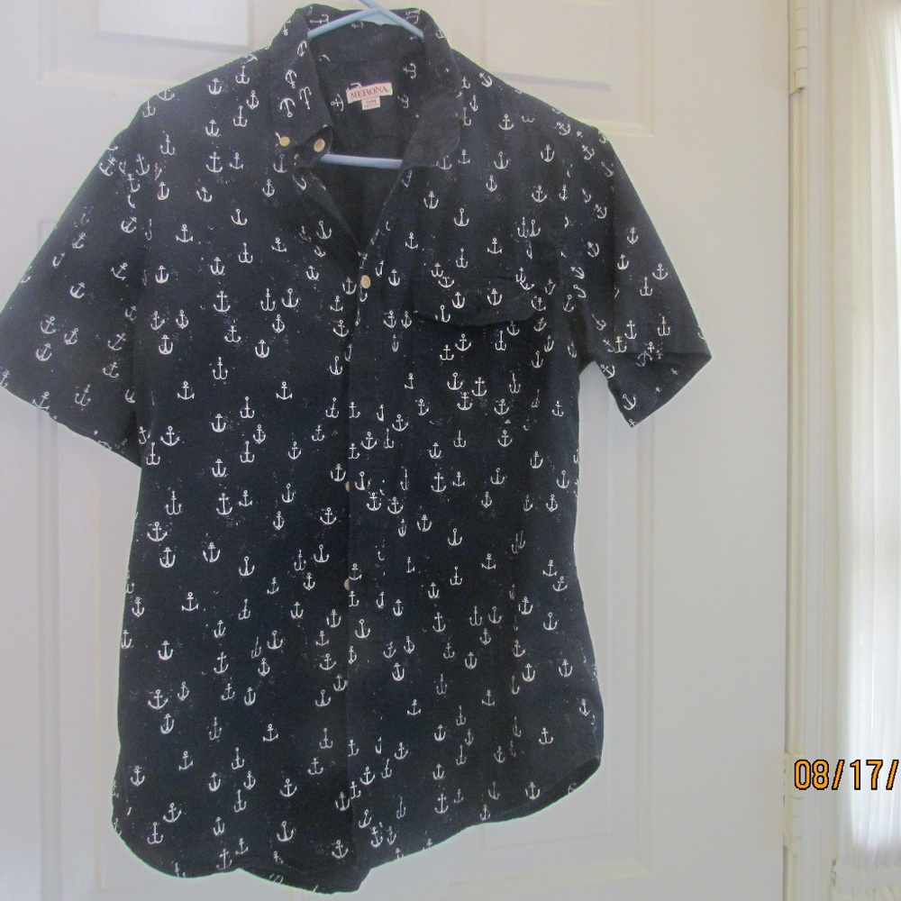 Short sleeved men's shirt